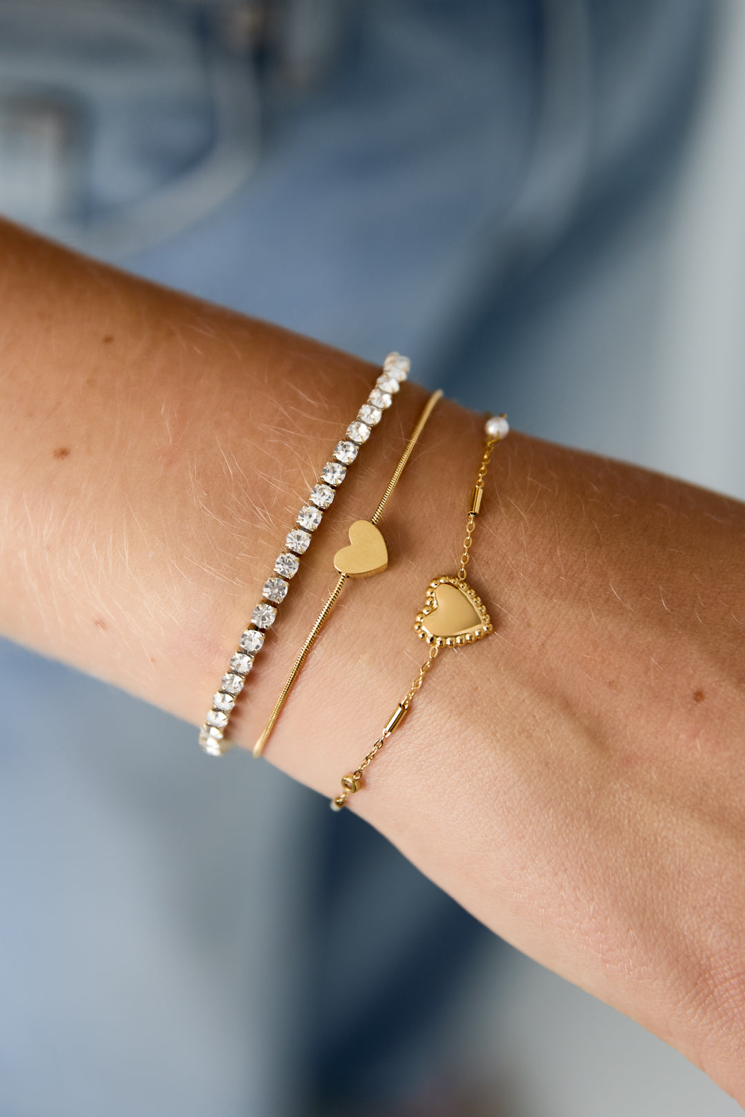 Doppelarmband mit minimalistischem Herz und Zirkoniasteinen