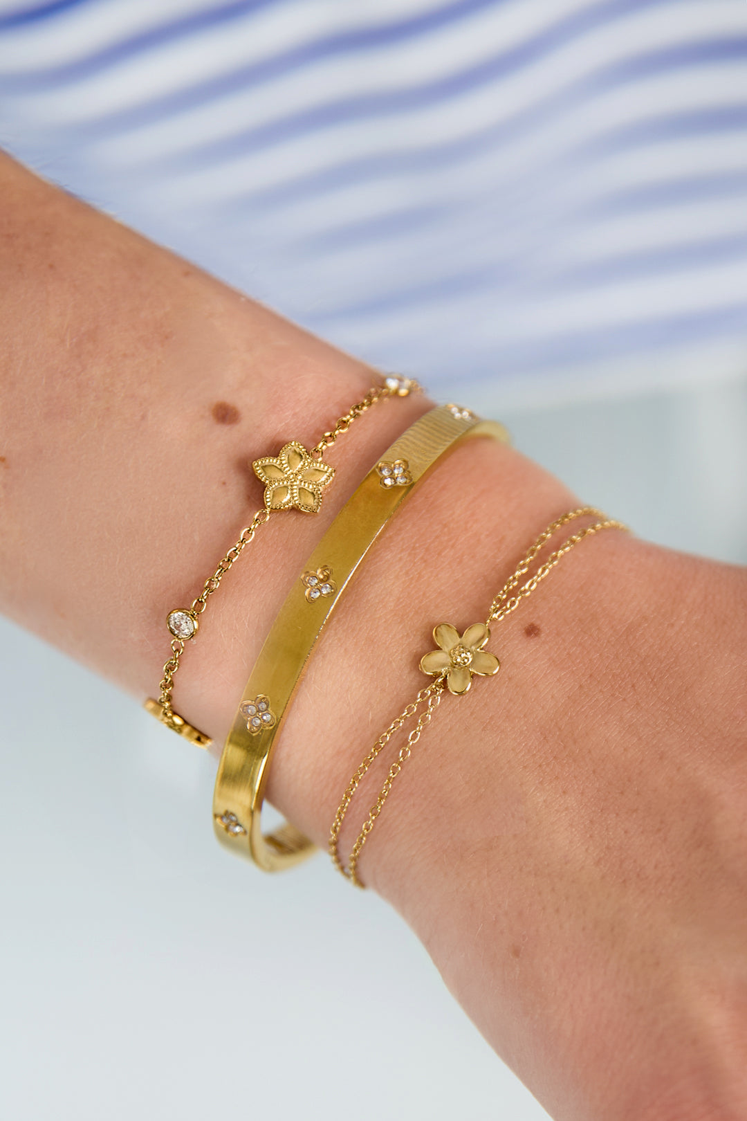 Armband mit doppelter Kette und kleiner Blume