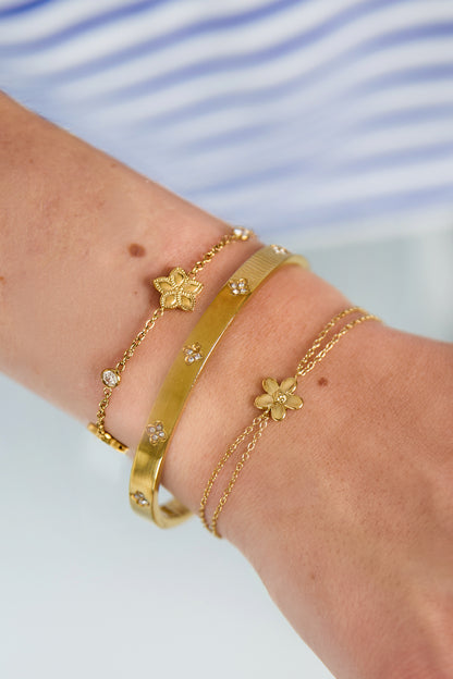 Armband mit doppelter Kette und kleiner Blume