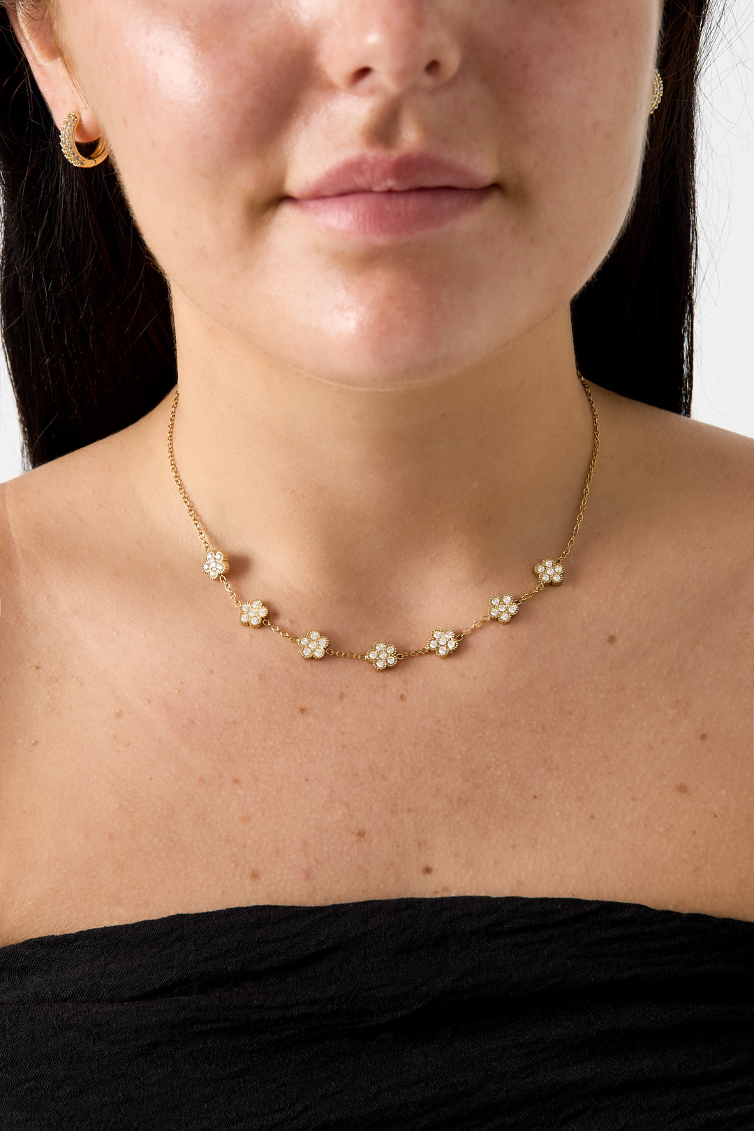 Elegante Halskette mit Zirkonia-besetzten Blüten