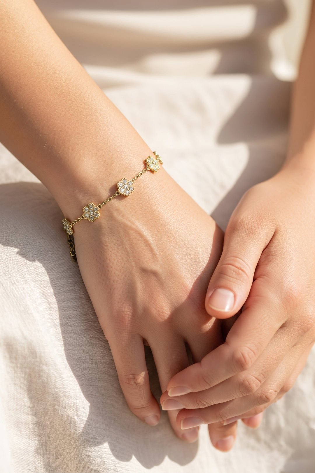 Elegantes Armband mit Zirkonia-besetzten Blüten
