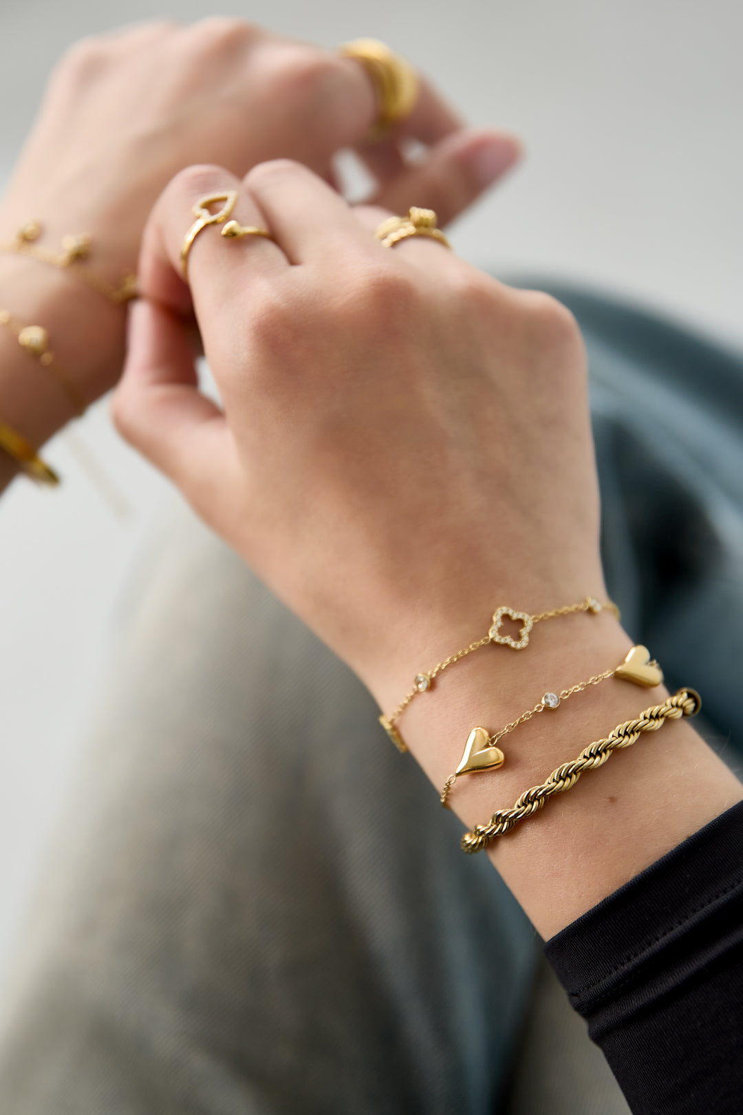 Armband mit drei massiven Herzen und Steinen