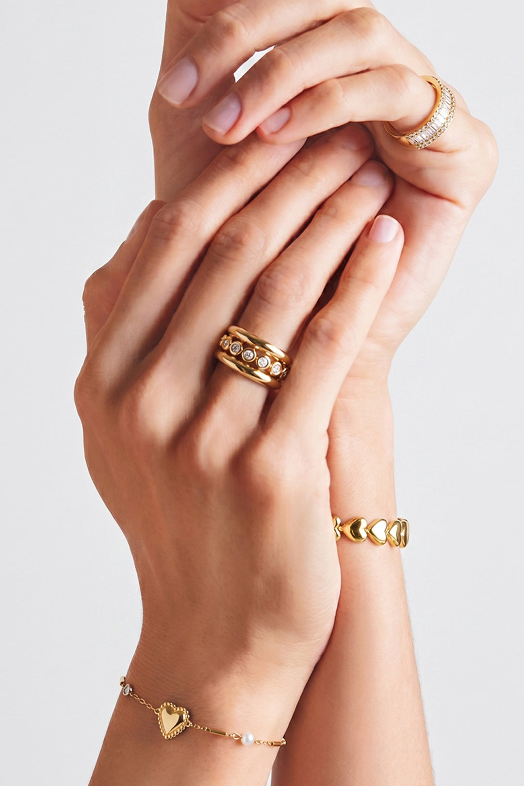 dreifacher ring mit zirkonia-steinen