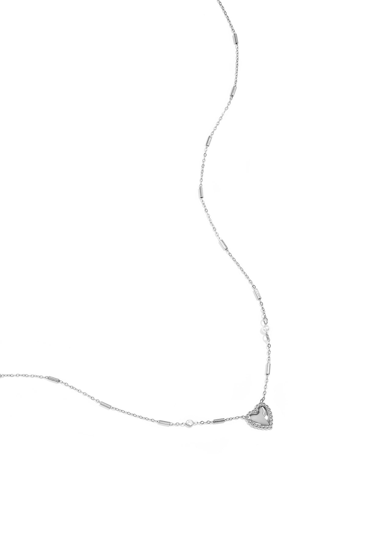 halskette mit perle, stein und auffälligem herz