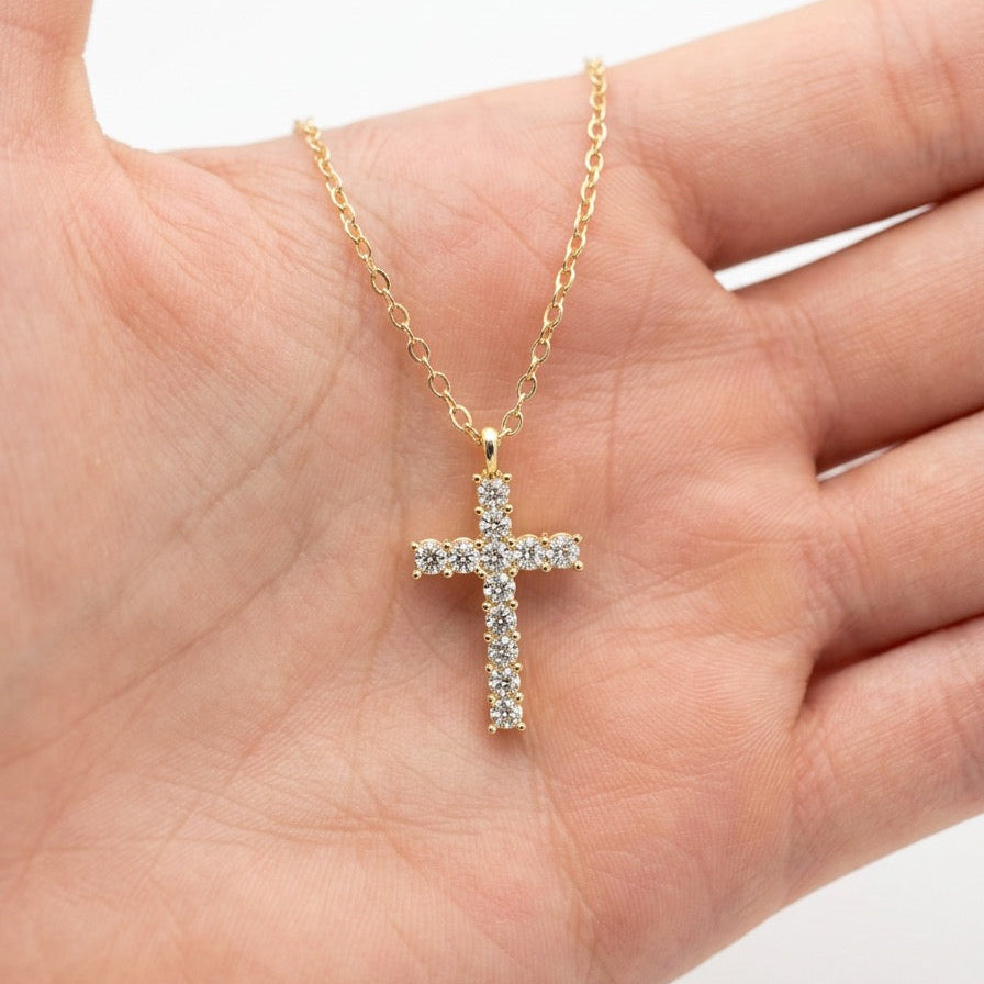 Livía Diamant Kreuzkette Nahaufnahme funkelnde Steine | ELIÉE JEWELRY