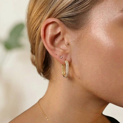 Cynthia Creolen getragen Nahaufnahme Gold | ELIÉE JEWELRY