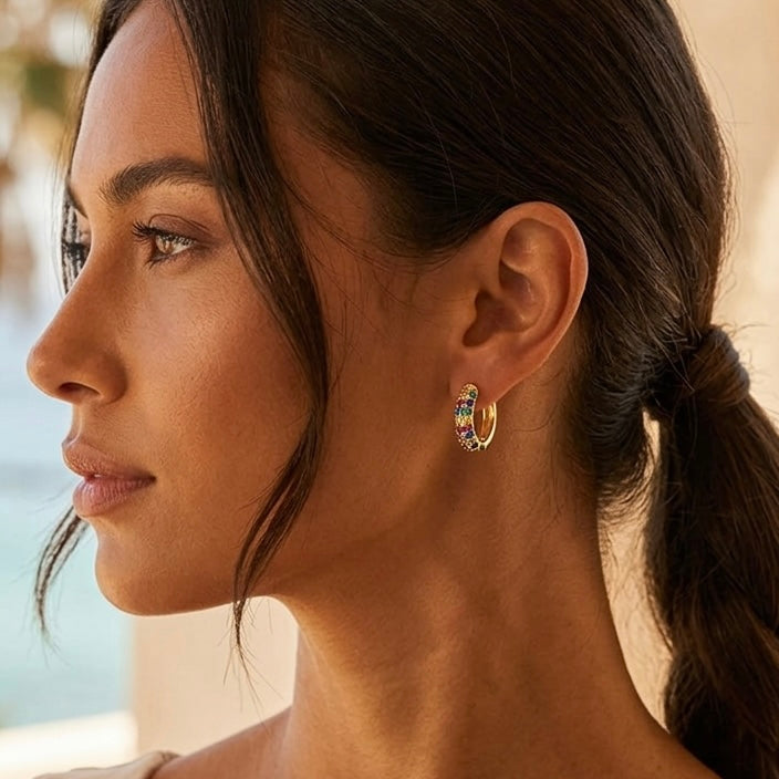Roséliee Creolen getragen Nahaufnahme Ohr | ELIÉE JEWELRY