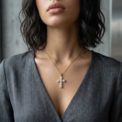 Marilée Kreuzkette getragen Damen Gold | ELIÉE JEWELRY