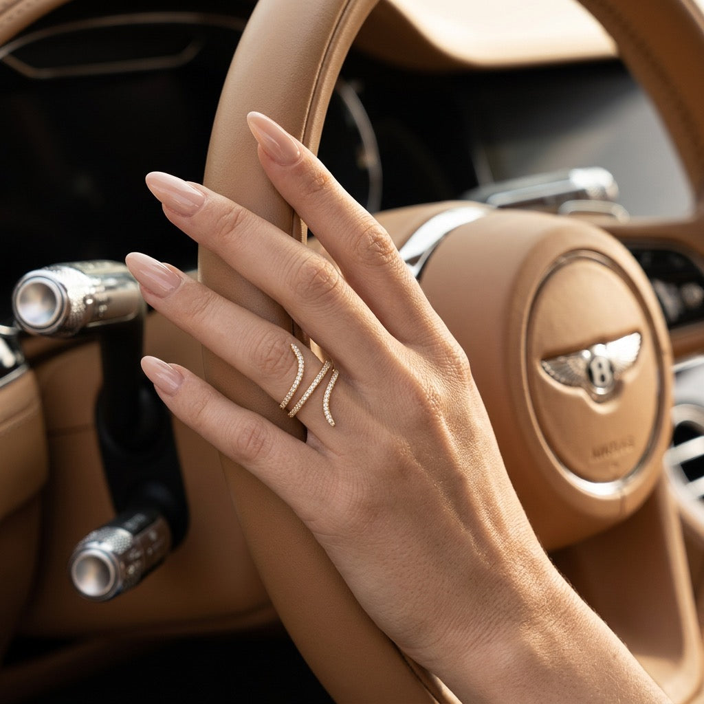 amorée schlangen ring getragen hand gold | eliée jewelry