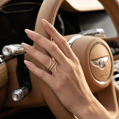 Amorée Schlangen Ring getragen Hand Gold | ELIÉE JEWELRY