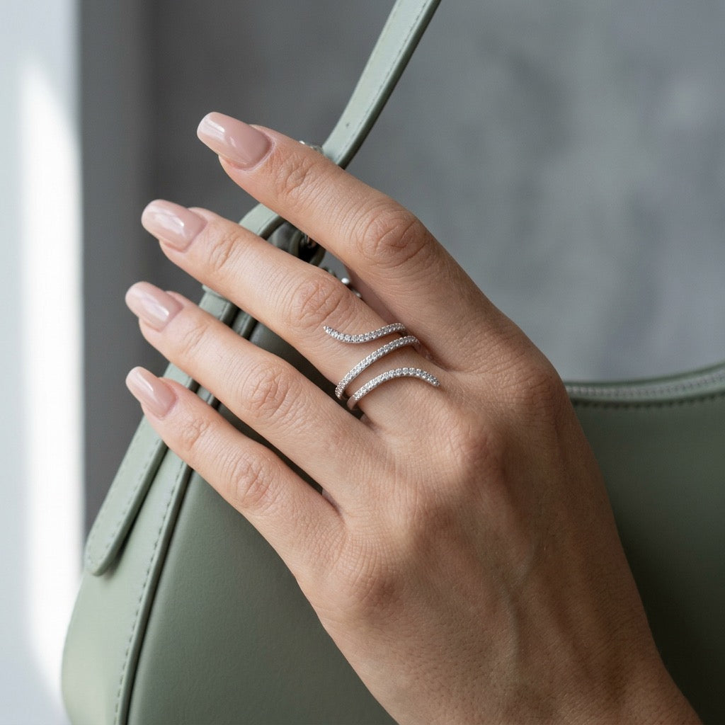 amorée schlangen ring getragen hand silber | eliée jewelry