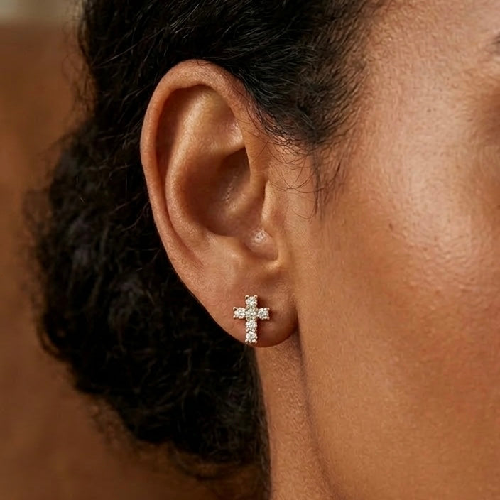 Célène Kreuz Ohrringe Detail funkelnde Steine | ELIÉE JEWELRY
