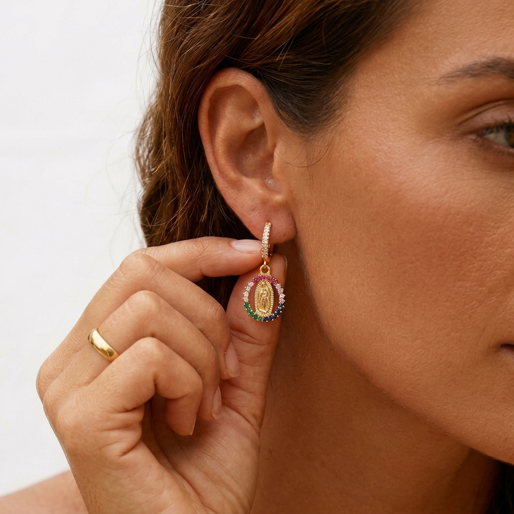 Sacrée Madonna Ohrringe getragen Ohr Regenbogen | ELIÉE JEWELRY