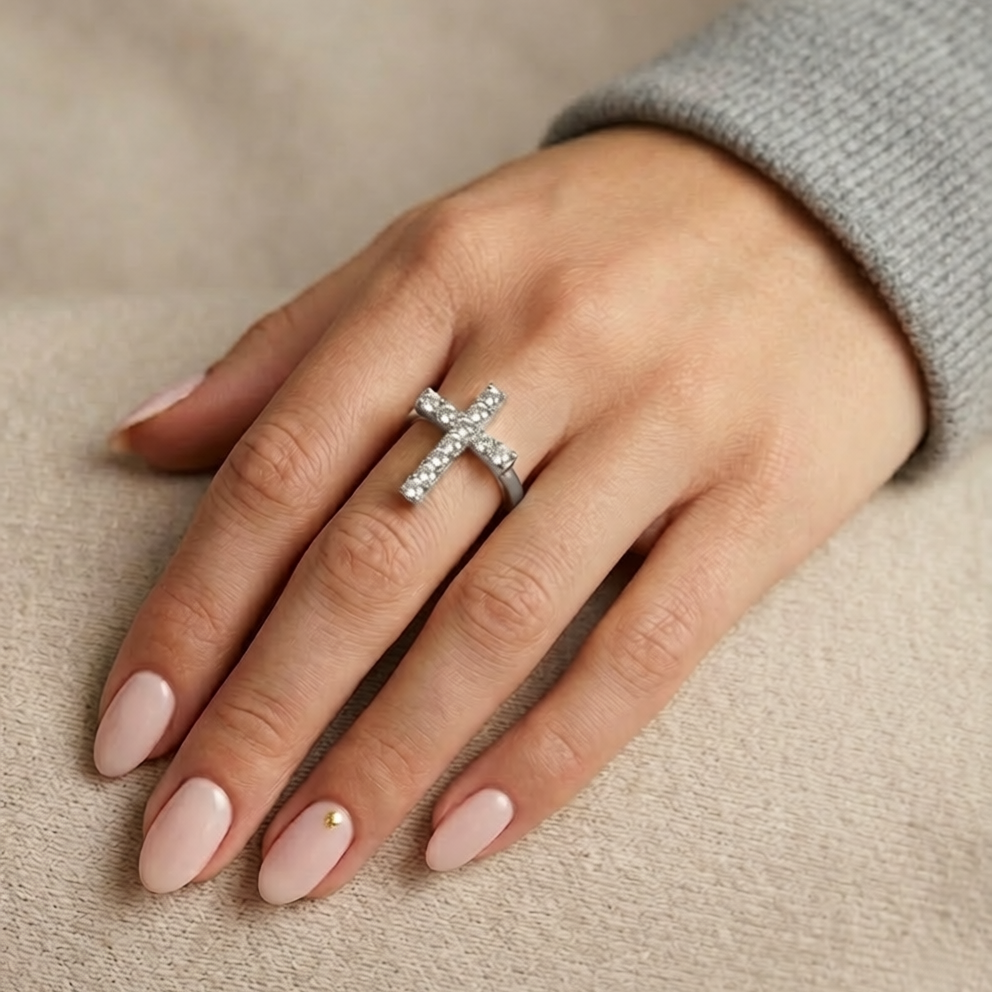 celésta kreuz ring detail kreuz motiv finger | eliée jewelry