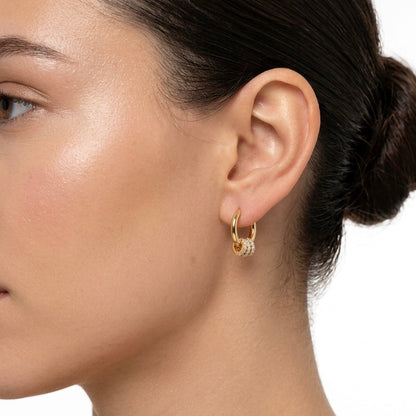 Triée Creolen getragen Ohr Zirkonia Gold | ELIÉE JEWELRY