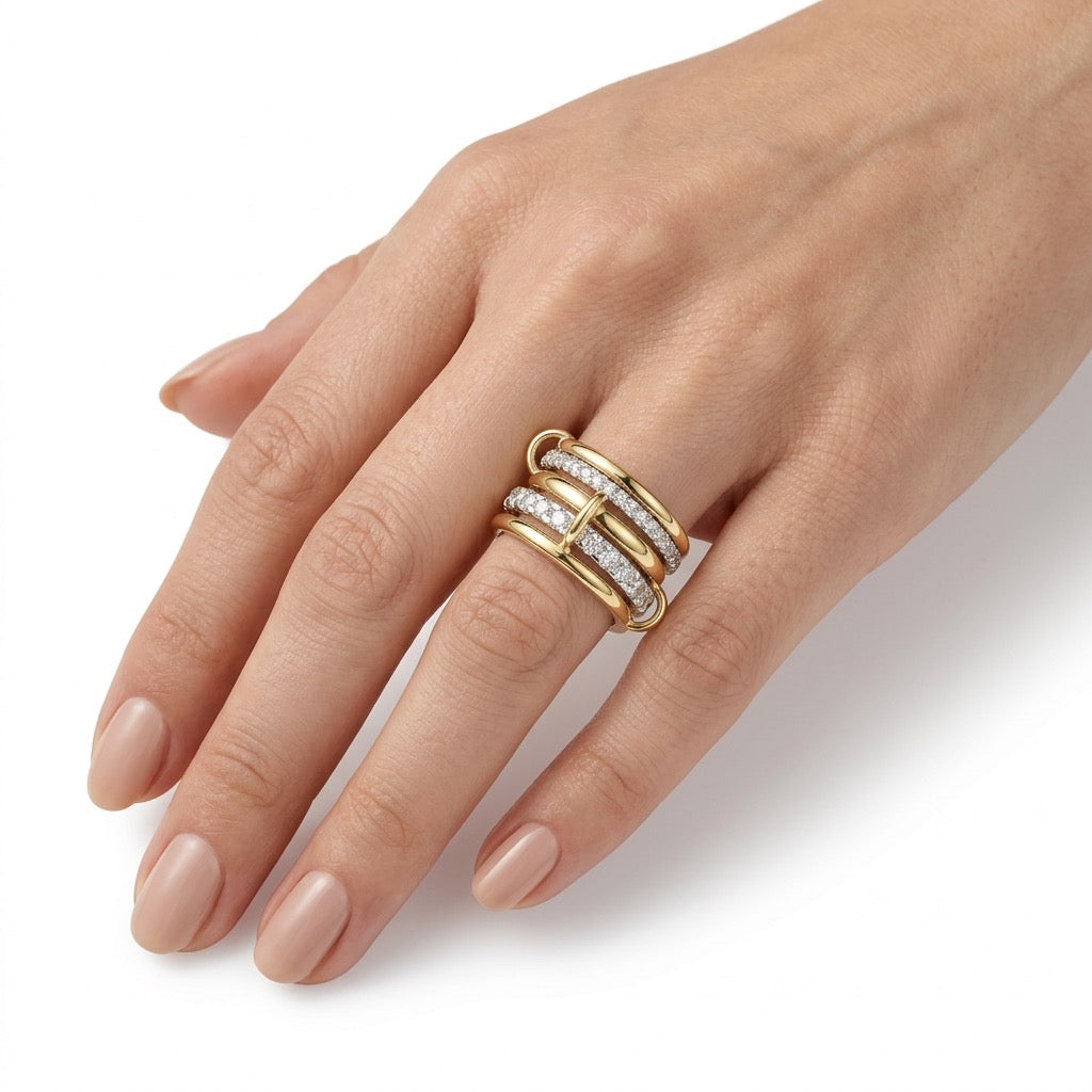 dorée stacking ring getragen hand luxuriös gold | eliée jewelry