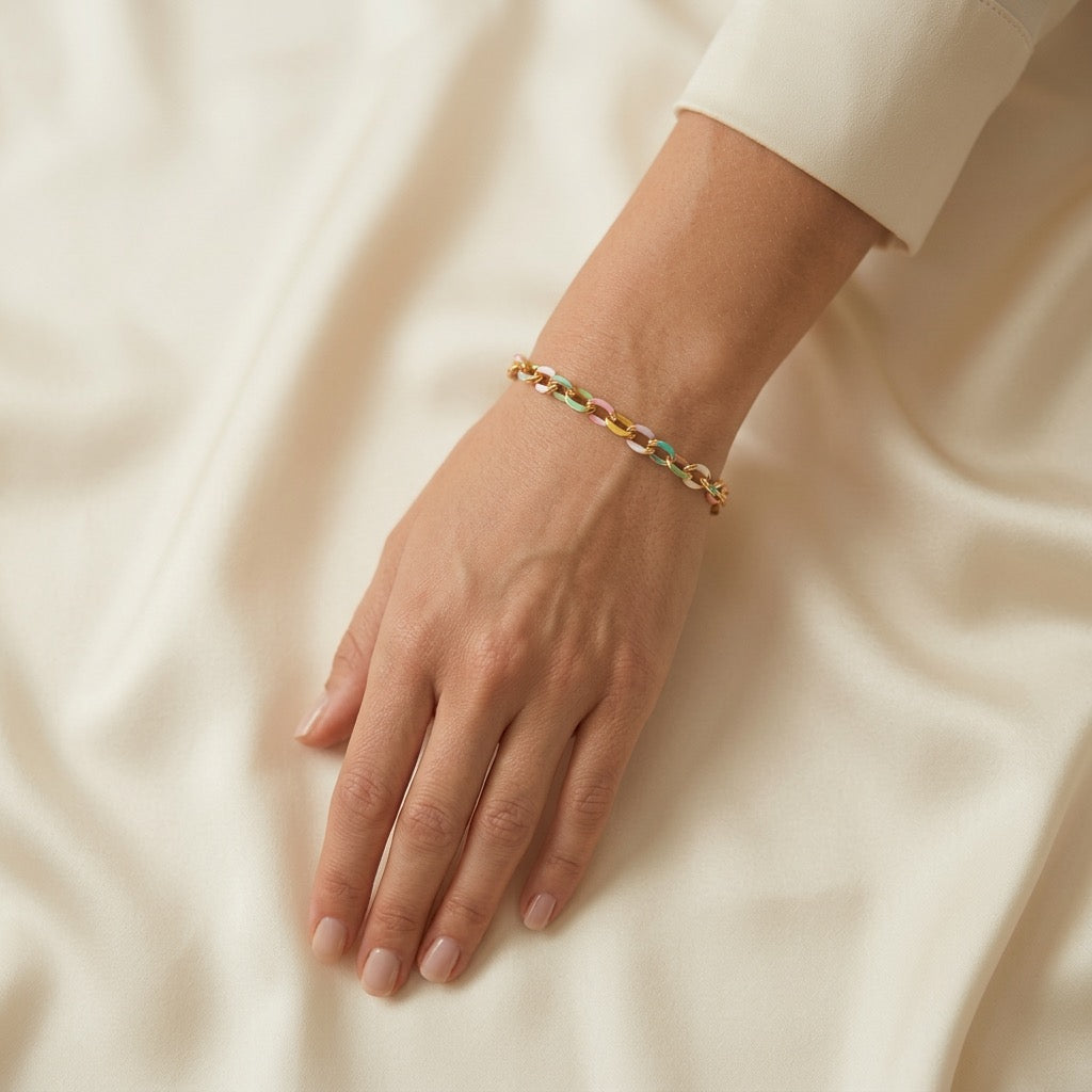 lumiée pastell armband getragen handgelenk bunt | eliée jewelry