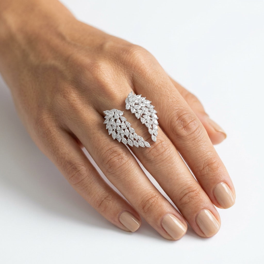 Angélie Flügel Ring getragen Hand zwei Finger Gold | ELIÉE JEWELRY