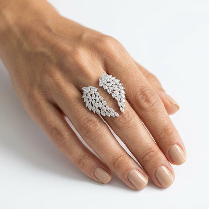 Angélie Flügel Ring getragen Hand zwei Finger Gold | ELIÉE JEWELRY