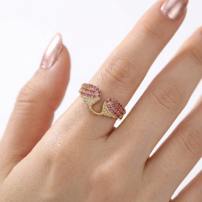 Rubélie Flügel Ring Detail Steine feurig rot Gold | ELIÉE JEWELRY
