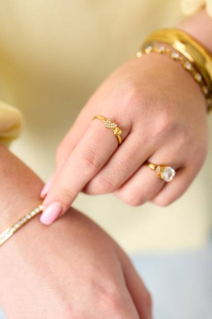 Minimalistischer Ring mit kleinen Herzen