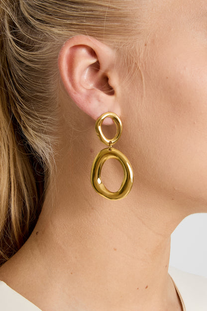 Statement-Ohrringe mit organischen Ringen