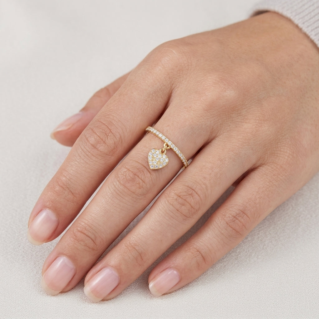 Chérie Herz Ring getragen Hand Gold | Eliée Jewelry