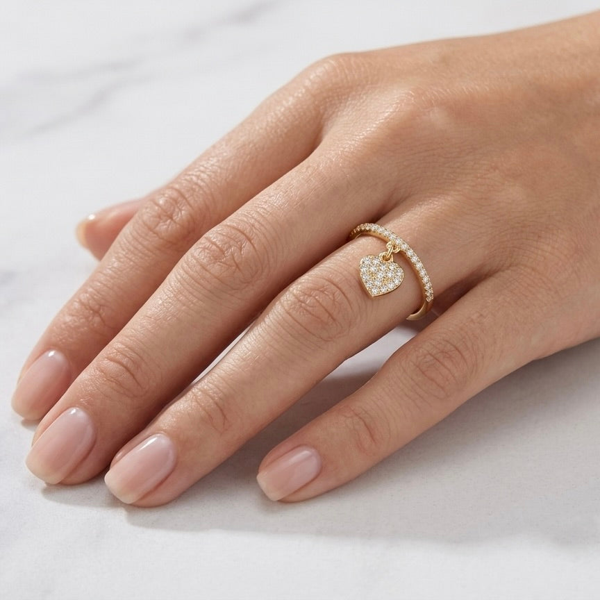 Chérie Herz Ring Detail Herz Anhänger Finger | Eliée Jewelry